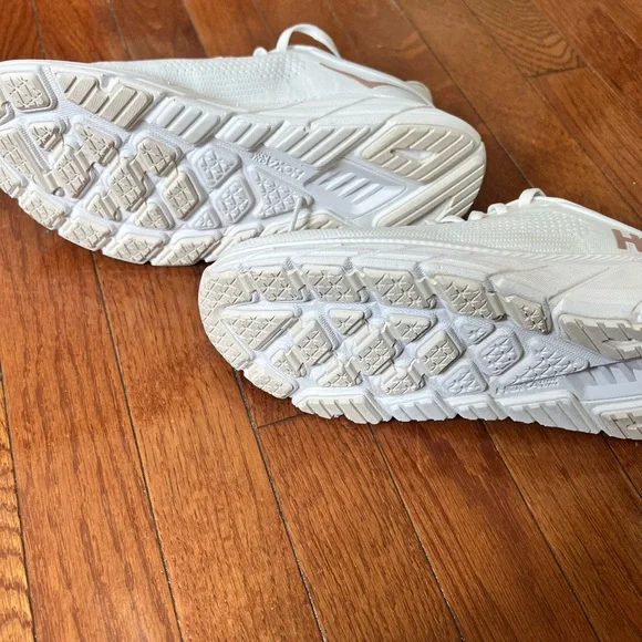 Hoka Arahi 7 White Running Shoes - Picture 3 of 3